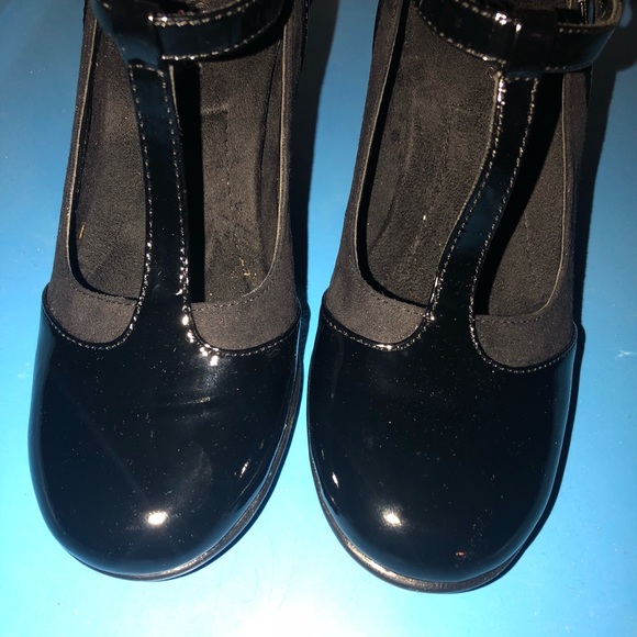 NEW Comfortable heels. GREAT FOR WORK - Picture 2 of 4